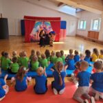 Udział przedszkolaków w warsztatach profilaktycznych w wykonaniu Teatru Magiczna Scena pt:” Galaktyczny Przyjaciel”.